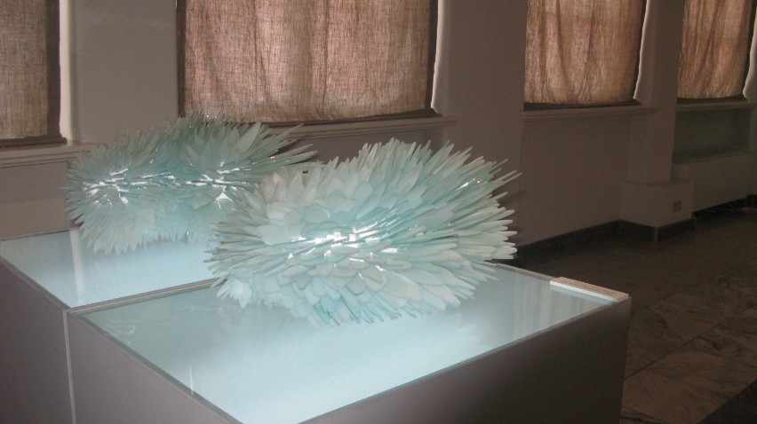 Muzuem Karkonoskie. Wystawa szklanych rzeźb Moniki Rubaniuk