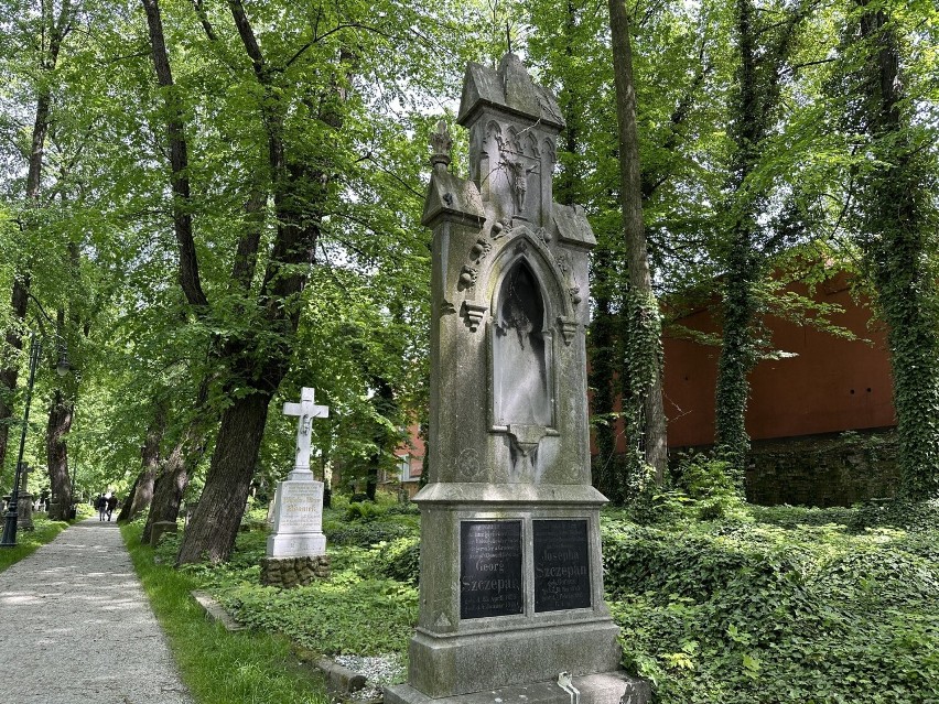 Odrestaurowany najstarszy istniejący cmentarz przy ul. ks....