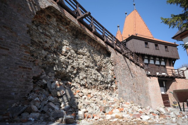 Fragment murów - głównie z powodu dużego zawilgocenia - osunął się pod koniec marca.