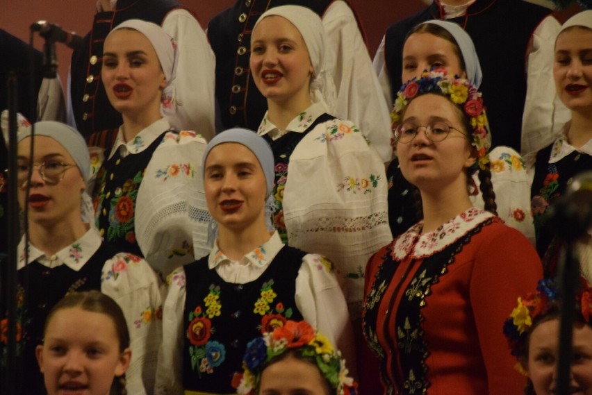 W kolędowaniu bierze udział ponad stu obecnych i byłych...