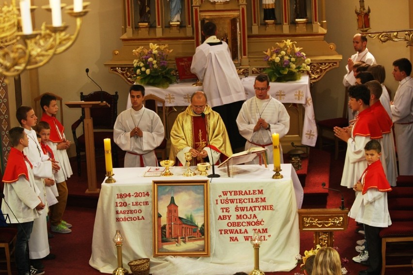 Zdjęcie ilustrujące uczestników Mszy świętej w Międzyborzu
