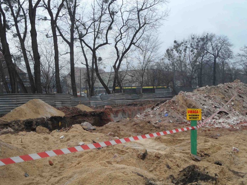 Robotnicy odkryli ludzkie szczątki burząc domy pod DTŚ w Gliwicach