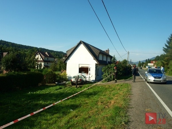 Wypadek Mszana Dolna: samochód wjechał w dom. Są ranni [ZDJĘCIA,VIDEO]