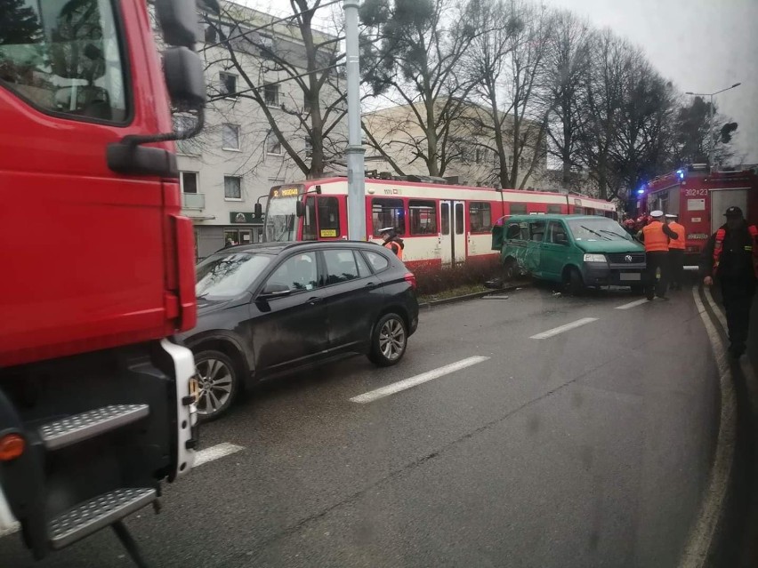 Zderzenie busa z tramwajem na ul. Kartuskiej w Gdańsku...
