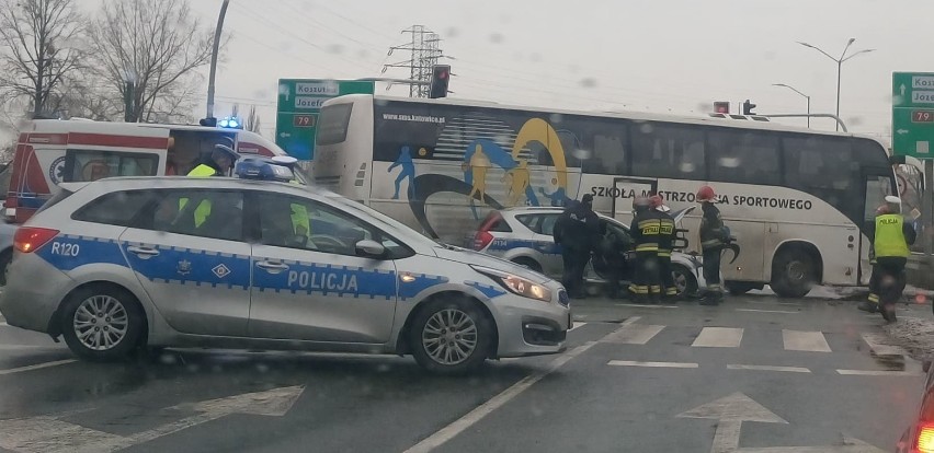 Katowice: Wypadek na DTŚ. Autokar zderzył się radiowozem, ranni policjanci [ZDJĘCIA]