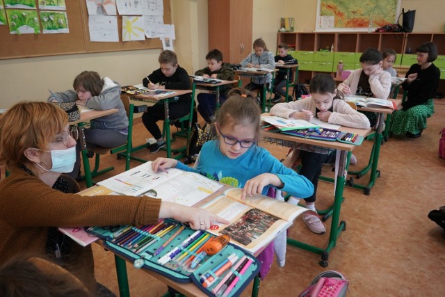 4 maja uczniowie klas I-III szkół podstawowych wrócili do nauki stacjonarnej. Nasz fotoreporter wybrał się do Szkoły Podstawowej nr 51 w Poznaniu.