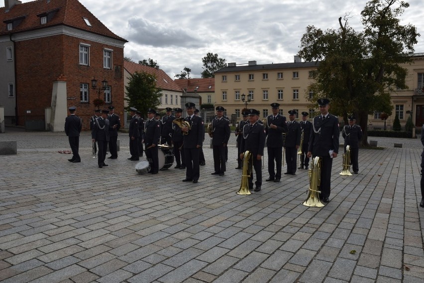 40-lecie Zakładu Karnego w Gębarzewie. Uroczysty przemarsz ulicami Gniezna