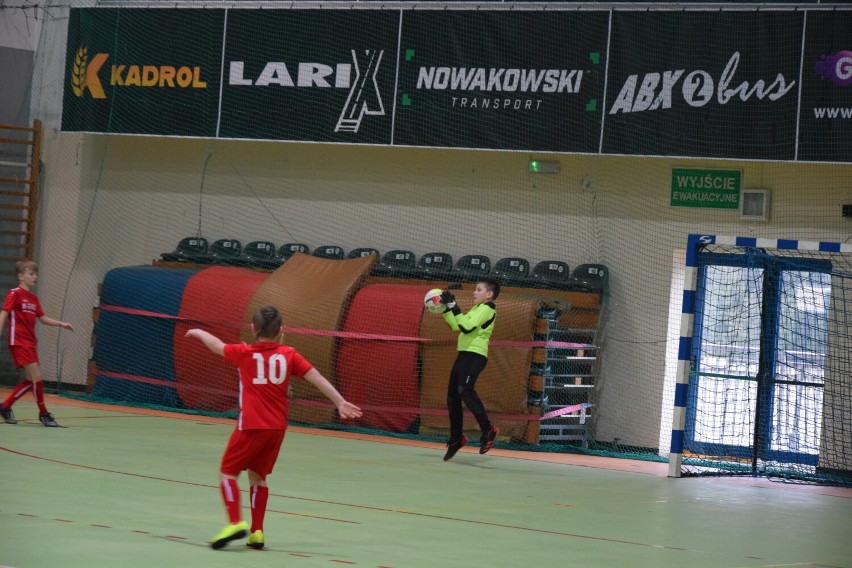 II Turniej Halowej Piłki Nożnej w Wieluniu. Osiem drużyn rywalizowało na hali WOSiR ZDJĘCIA