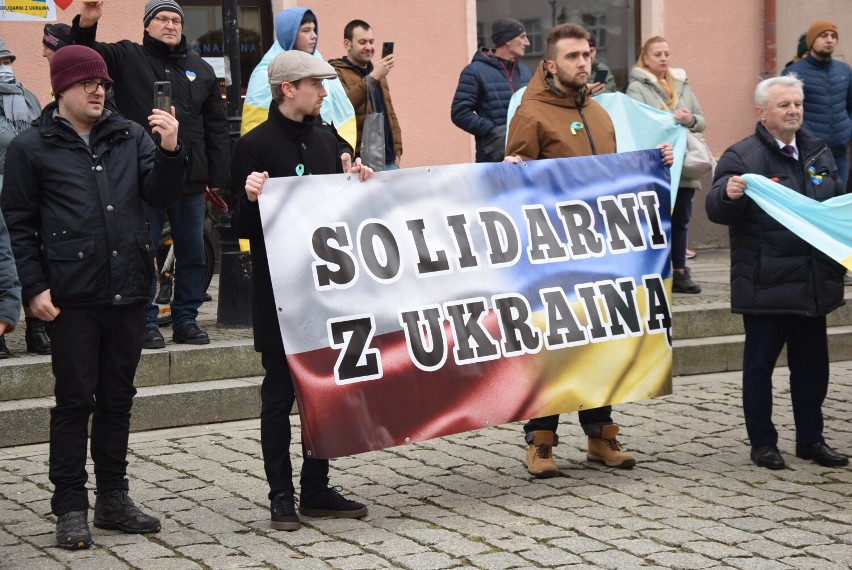 Wiec solidarności z Ukrainą. Tłum mieszkańców na oleśnickim Rynku. Zobacz zdjęcia 