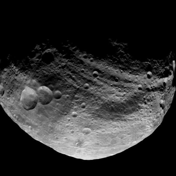 W nocy z wtorku na środę Ziemię minie w bardzo bliskiej odległości wyjątkowo duża asteroida oznaczona jako 2005 YU55. 

Na podstawie dotychczas zebranych danych jej średnicę szacuje się na 400 m. Gdyby położyć ją w okolicach Chwaszczyna &#8211; byłaby górą wyższą od stojącego tam masztu - podają organizatorzy.