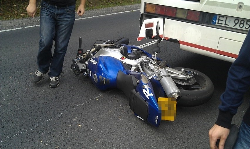 Wypadek w Wielkim Borze. Wjechał motorem w autobus i uciekł