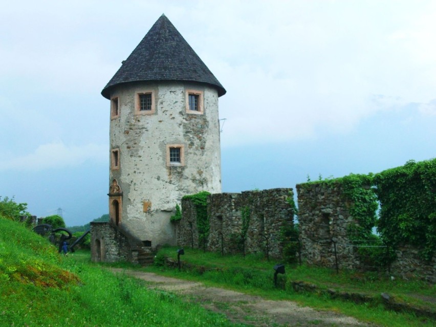 Baszta z murami obronnymi widziana z dziedzińca zamku. Fot....