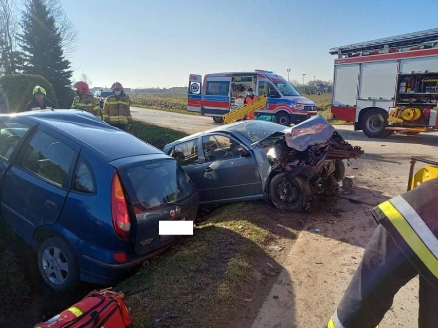 Wypadek dwóch samochodów w Woli Gręboszowskiej