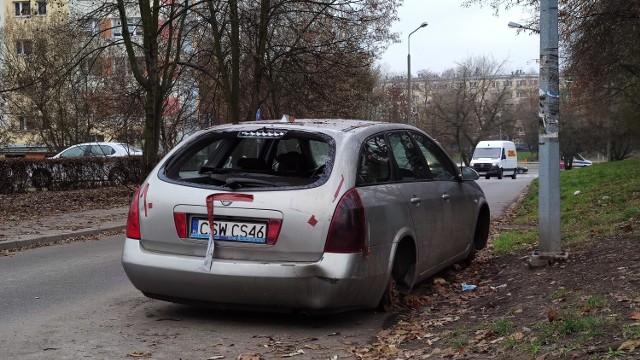 Wrak porzuconego nissana utrudnia przejazd ul. Kobyłeckiego w Piotrkowie