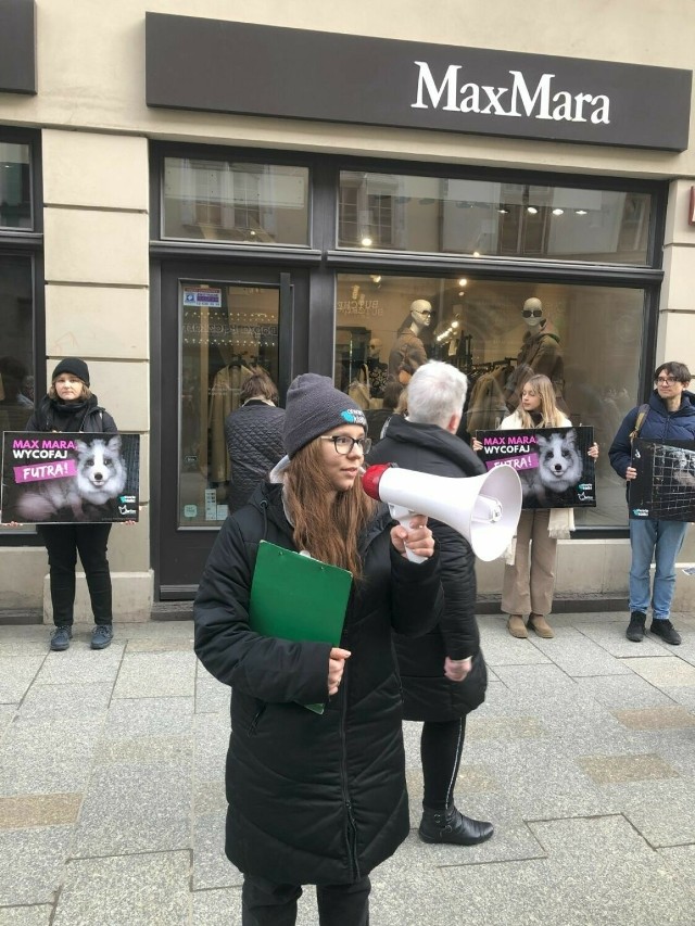 Protest został zorganizowany przez aktywistów Stowarzyszenia Otwarte Klatki. Uczestnicy trzymali plansze ze zdjęciami lisów i norek na fermach futrzarskich