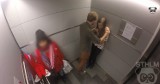 Chłopak bije i wyzywa dziewczynę w windzie. Szokujący film w internecie [wideo]