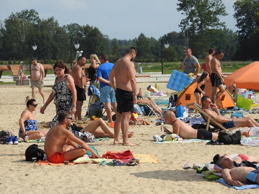 Żar nie lał się z nieba, ale w Korycinie plaża była pełna ludzi (zdjęcia)   