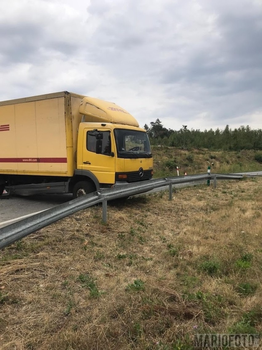 Wypadek na dk 46 w Malerzowicach Wielkich. BMW zderzyło się z ciężarówką, jedna osoba poszkodowana