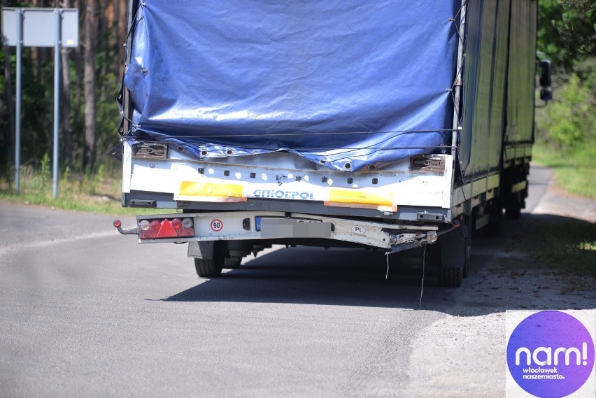 Radiowóz wjechał w tył ciężarówki przy Aleksandrowie Kujawskim. Policjant dostał mandat [zdjęcia]