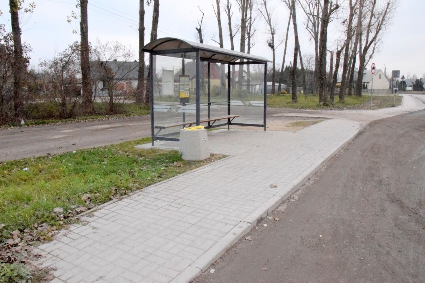 Przy ruchliwej ulicy Chorzowskiej w Kielcach wybudowano chodniki, ale nie na całej długości. Zobacz zdjęcia