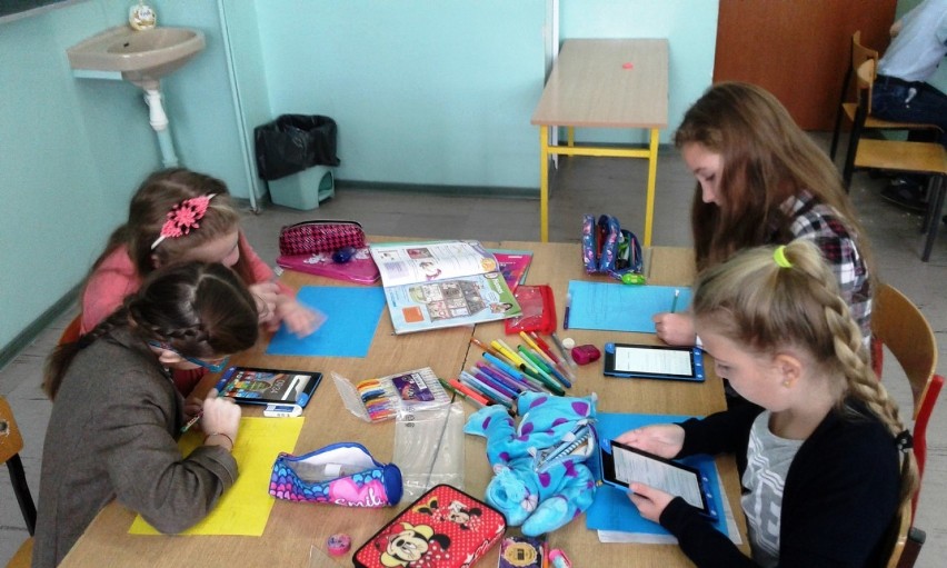 Uczniowie SP nr 3 w Kole korzystają z tabletów na lekcjach języka angielskiego