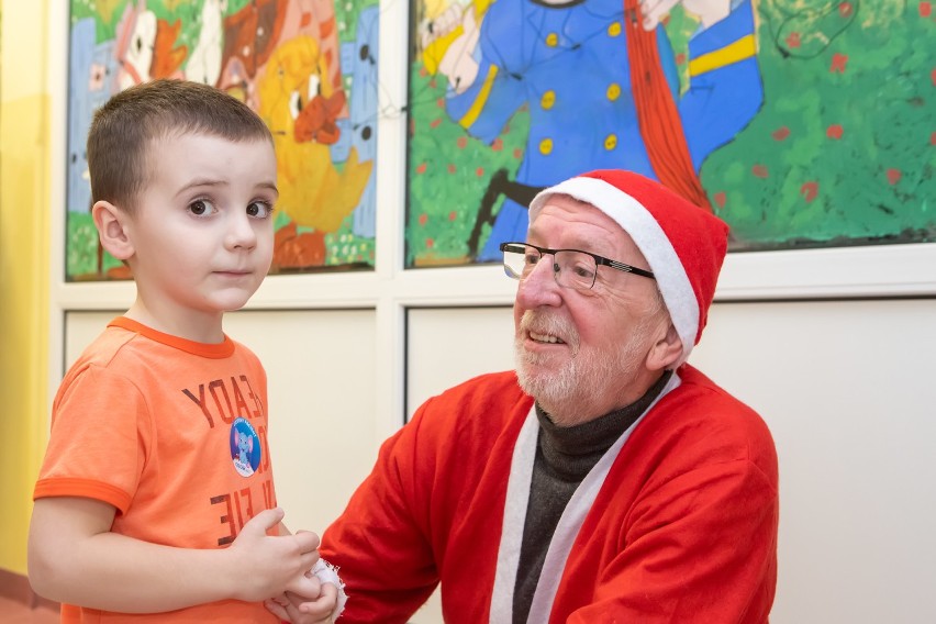 Mikołajkowa wizyta burmistrza w szpitalu w Kwidzynie. Upominki dla dzieci i personelu [ZDJĘCIA]