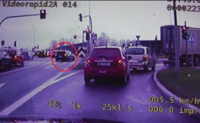 Kierowca wjechał na skrzyżowanie tak, jakby chciał przejechać przez nie na wprost, po czym ignorując czerwone światło skręcił w prawo - tak opisywali policjanci opisywali manewr nagrany przez wideorejestrator