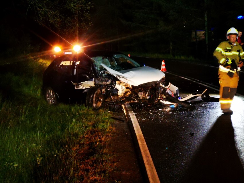 Bukowina. Czołowe zderzenie Audi A7 ze Skodą Fabia. Jeden z uczestników poważnie ranny.