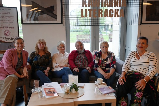 Poetyckie spotkanie "Na przekór" zorganizował w Kawiarni Literackiej w Zduńskiej Woli Klub Literacki Topola. Poezji towarzyszyła muzyka.