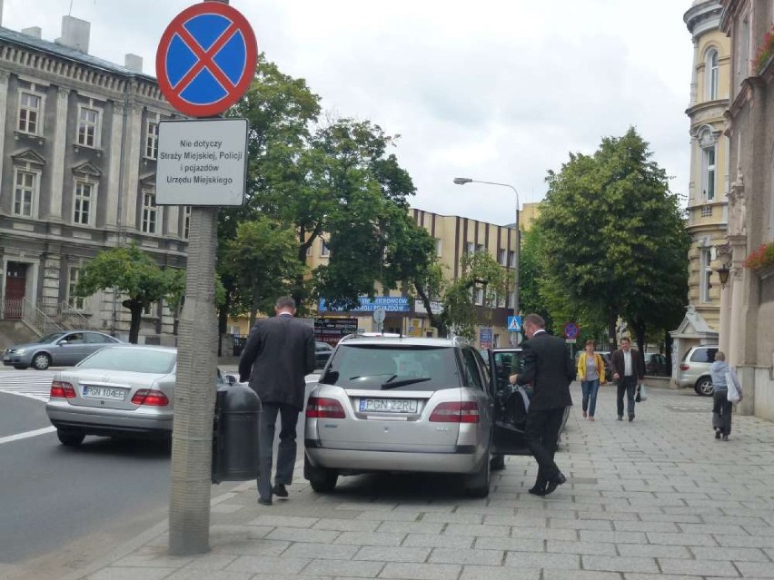 Zobacz, jak parkuje starosta i jego urzędnicy!