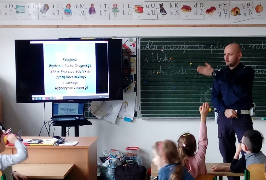 Powiat gdański: Dzieci rozmawiały z policjantami o bezpiecznych feriach [ZDJĘCIA]
