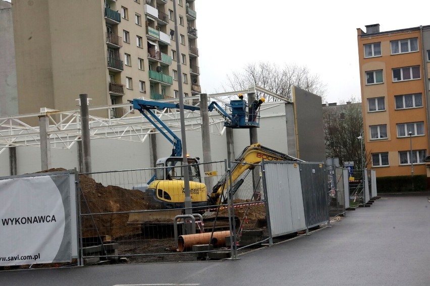 Powstaje nowe centrum handlowo - usługowe na osiedlu Piekary w Legnicy, zobaczcie aktualne zdjęcia