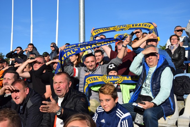 W niedzielę na stadionie MOSiR w Kraśniku Stal Kraśnik zmierzyła się z Motorem Lublin. Mecz rozegrany przy niemal pełnych trybunach, zakończył się remisem. Mamy dla Was dużo zdjęć ze spotkania. Sprawdźcie galerię.

Stal Kraśnik kontra Motor Lublin