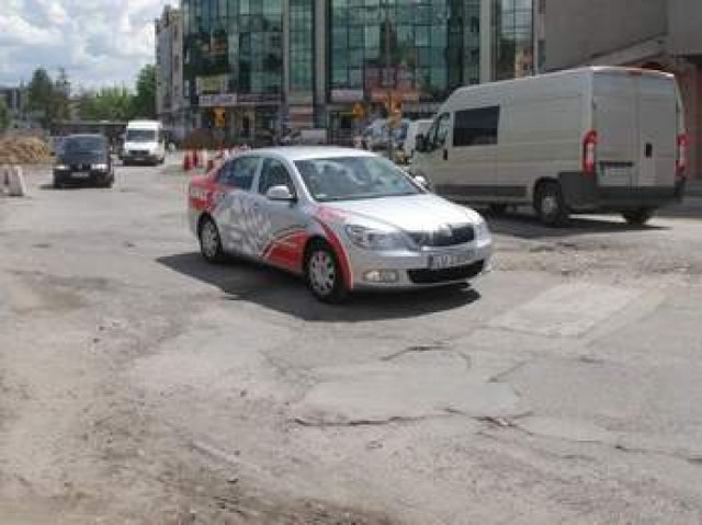 Kierowcy skarżą się na stan ronda Gustawa Herlinga Grudzińskiego w Kielcach.