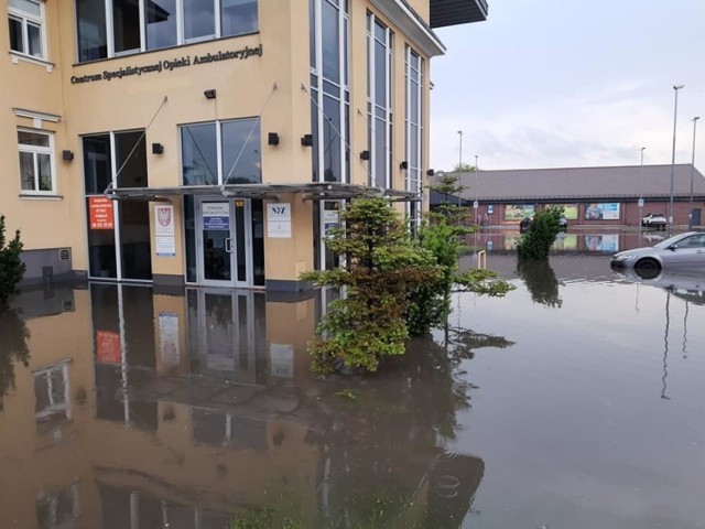 Woda na posesji Centrum Specjalistycznej Opieki Ambulatoryjnej.