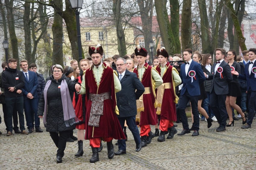 Uczniowie ZST zatańczyli w parku poloneza