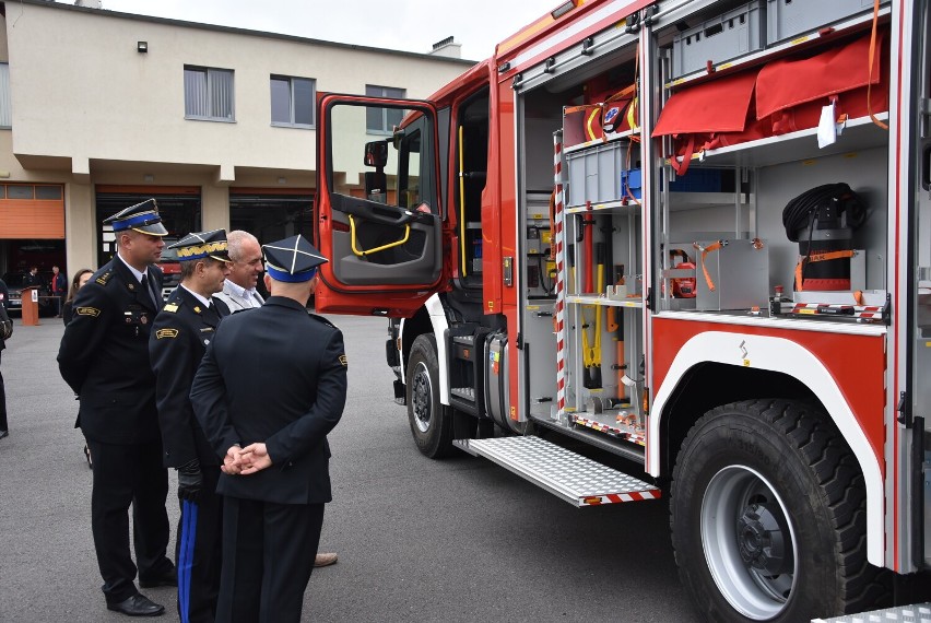 Wałbrzyscy strażacy mają dwa nowe samochody