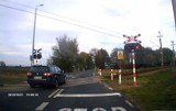 Kierowca volkswagena wjechał na przejazd kolejowy mimo czerwonych świateł. Zdarzenie nagrała kamera z innego samochodu [FILM]