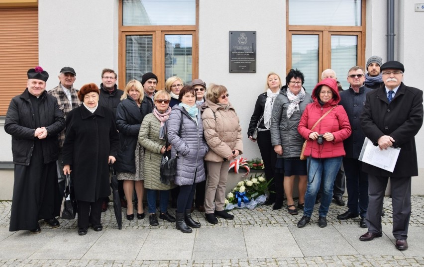 Tablica poświęcona Antoniemu Paparonie Pstrokońskiemu, zasłużonemu notariuszowi i archiwiście, została odsłonięta w Sieradzu (zdjęcia)