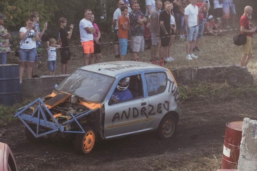 Wrak Race Uniwerstal. Andrzej z Rolnicy. Podlasie i Adam Kraśko wzięli udział w wyścigu wraków dla chorej Dominiki Żółtko [ZDJĘCIA]