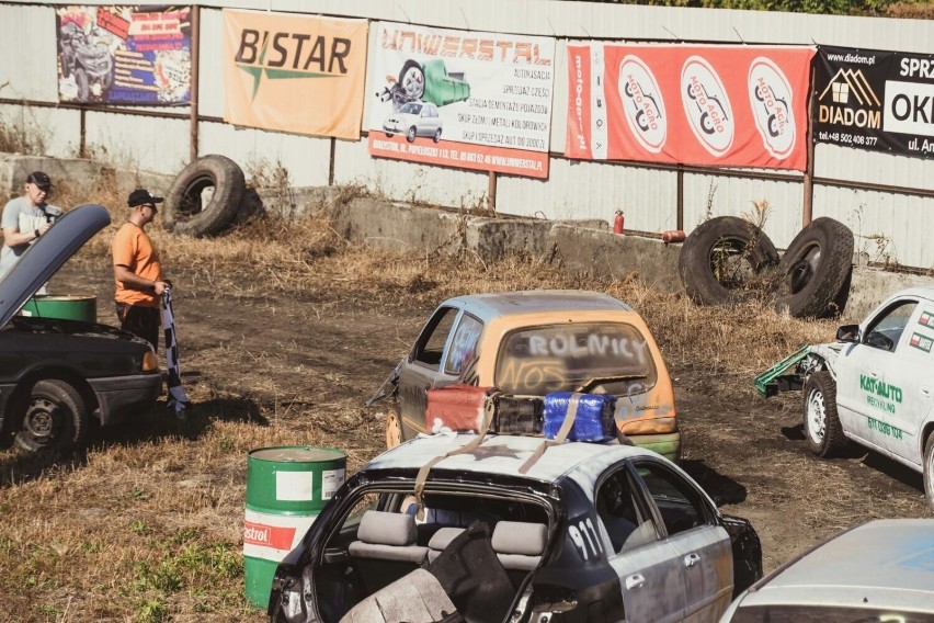 Wrak Race Uniwerstal. Andrzej z Rolnicy. Podlasie i Adam Kraśko wzięli udział w wyścigu wraków dla chorej Dominiki Żółtko [ZDJĘCIA]