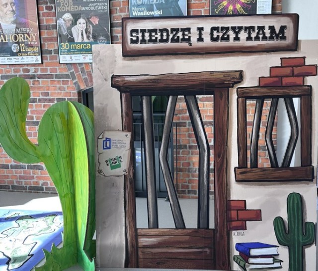 Nowe dekoracje ustawiono w oddziale dziecięcym Miejskiej Biblioteki Publicznej w Lesznie. Tym razem dzieci poznają świat znany z książek Alfreda Szklarskiego lub Karola Maya