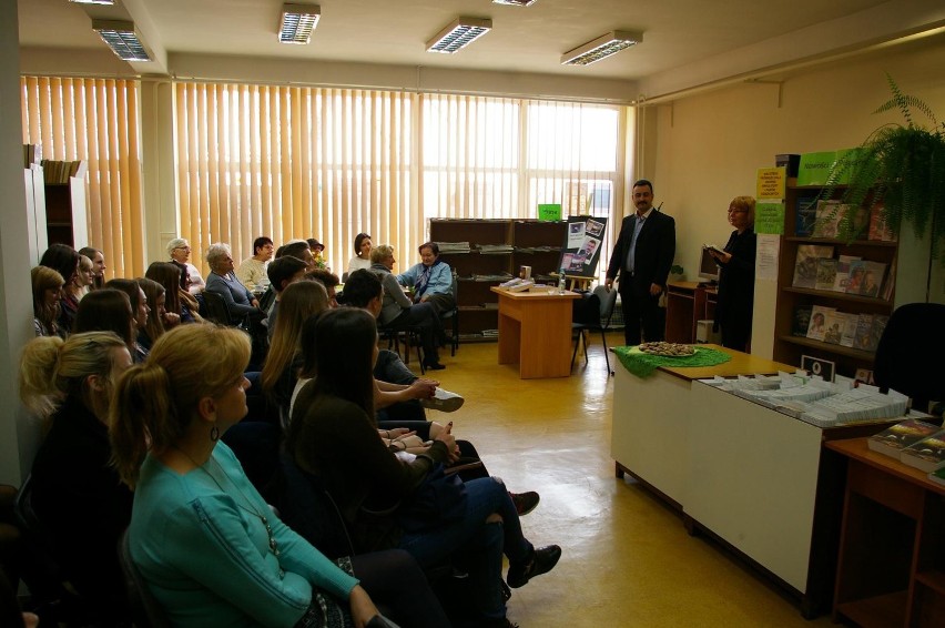 Spotkanie autorskie z Waldemarem Bednarukiem w bibliotece w...