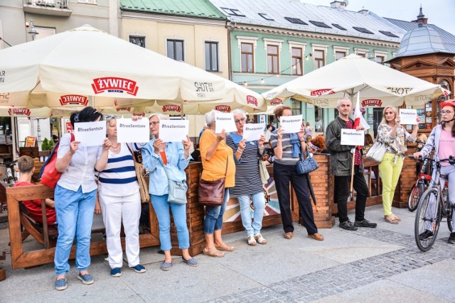 Uwolnienia ukraińskiego reżysera Olega Sentsova, skazanego na 20 lat rosyjskich łagrów, domaga się grupa kielczan, która na Rynku w Kielcach zorganizowała pikietę. Demonstrację urządzono podczas rockowego koncertu w ramach festiwalu harcerskiego.

Więcej zdjęć z protestu na kolejnych slajdach. 

Sentsov, który sprzeciwiał się aneksji Krymu przez Rosję, został aresztowany w 2014 roku pod zarzutem planowania działań terrorystycznych. Rok później został skazany go na 20 lat łagrów. Od tego czasu o jego uwolnienie do władz Rosji apelują przywódcy, autorytety i społecznicy z 40 krajów świata. Pikietę zorganizowała też grupa kielczan.

-Stoimy tu jako wolni ludzie walczący o prawa człowieka - mówiła nam jedna z uczestniczek pikiety.

Akcja ma własny hasztag w sieciach społecznościowych: #SaveOlegSentsov, "#ReleaseOlegSencow", lub #freeSentsov. Kartki z tym ostatnim hasłem trzymali w piątek pikietujący na kieleckim Rynku, gdzie trwał koncert "Młodzi Dobrze Rockujący" w ramach 46. edycji festiwalu harcerskiego. Uczestnicy demonstracji zaprzeczyli, że reprezentują jakiekolwiek stowarzyszenie, czy partię polityczną, jednak wśród nich rozpoznaliśmy te same osoby, które rok temu w tym samym miejscu, także podczas festiwalu harcerskiego, pikietowali w obronie aresztowanej w Rosji grupy feministycznej Pussy Riot. Wówczas inicjatorem pikiety było Stowarzyszenie Stop Stereotypom i jego prezes Małgorzata Marenin.

Zobacz także:

Uwolnić Pussy Riot! Cichy protest na Rynku w Kielcach [WIDEO]

Festiwal Harcerski 2019 w Kielcach. Na Rynku zagrali Młodzi Dobrze Rockujący. Finał z HOOKiem! [ZDJĘCIA]


ZOBACZ TAKŻE: Robert Janowski o zwolnieniu z „Jaka to melodia?”



Źródło: Telemagazyn.pl