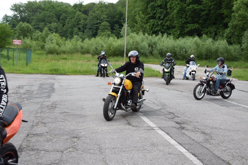 Ulicami Człuchowa przejechała kolumna motocyklistów z klubu Moto Człuchów rozpoczynając sezon