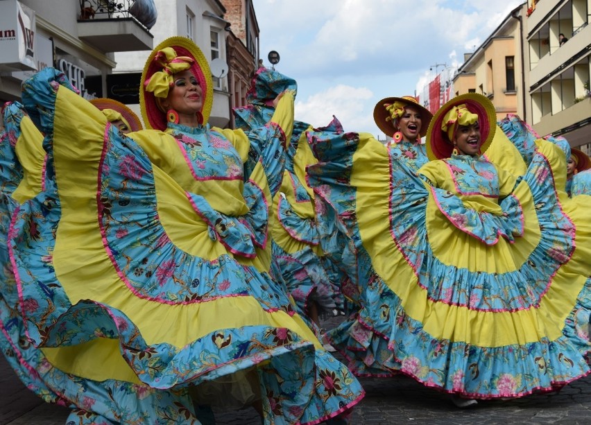 Festiwal Świat pod Kyczerą. Do Gorlic przyjechali artyści z różnych stron świata. Korowodem przeszli przez deptak