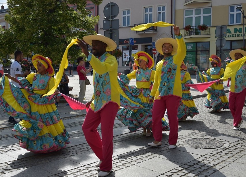 Festiwal Świat pod Kyczerą. Do Gorlic przyjechali artyści z różnych stron świata. Korowodem przeszli przez deptak