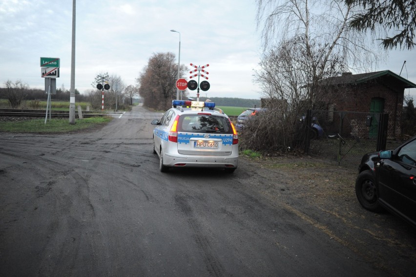 Wjechał na teren posesji i rozbił auto na drzewie. Kierowca zbiegł