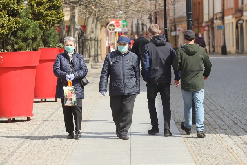 Zamaskowana Legnica. Mieszkańcy stosują się do nowych zasad [ZDJĘCIA]