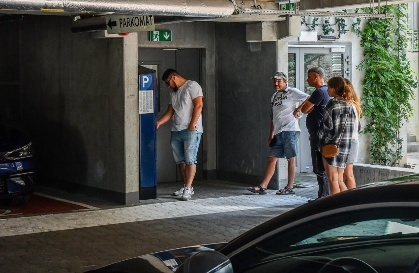 Klientka skarżyła się, że na parkingu brakuje informacji o...